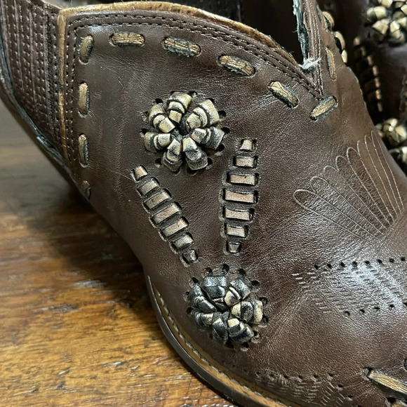 Vintage BCBG western rodeo metallic brown embellished Leather pointy Booties 7 - Picture 10 of 17